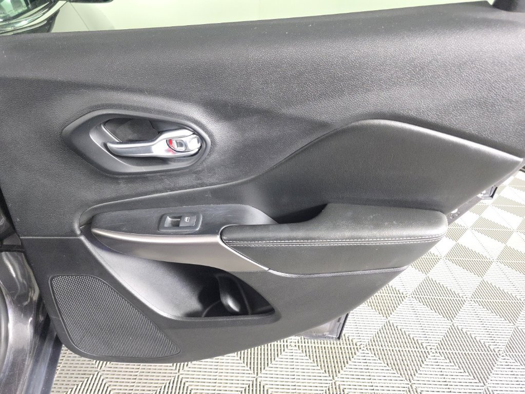 Used 2019 Jeep Cherokee Limited AWD/4WD image 35