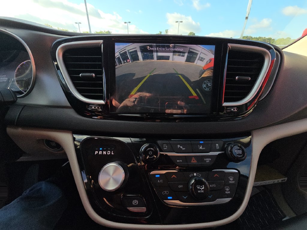 Used 2024 Chrysler Pacifica Touring-L FWD image 11