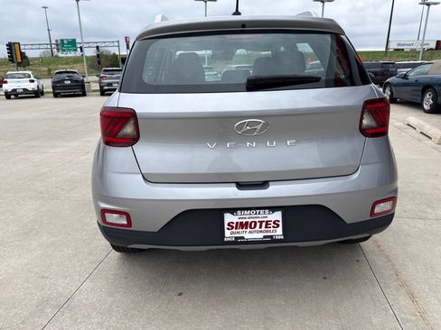 Used 2025 Hyundai Venue SEL image 3
