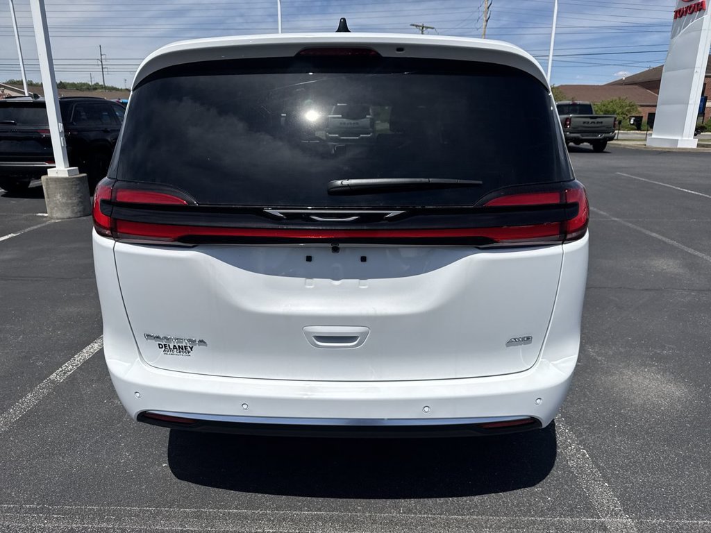 New 2027 Chrysler Pacifica Select AWD/4WD image 7