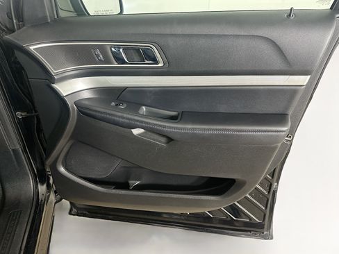 Used 2017 Ford Explorer XLT w/ Equipment Group 202A AWD/4WD image 35