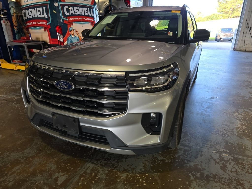 Used 2025 Ford Explorer Active w/ Active Comfort Package RWD image 5