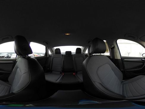 Used 2025 Volkswagen Jetta SE image 40