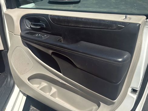 Used 2013 Dodge Grand Caravan SXT image 23