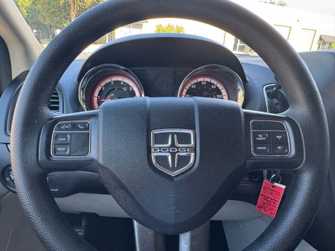 Used 2019 Dodge Grand Caravan SE w/ UConnect Hands-Free Group FWD image 6