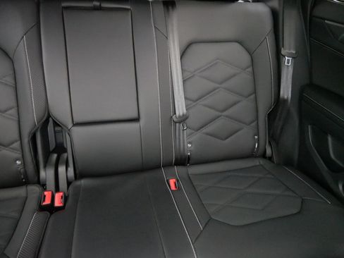 Certified 2025 Volkswagen Atlas Cross Sport SE image 14