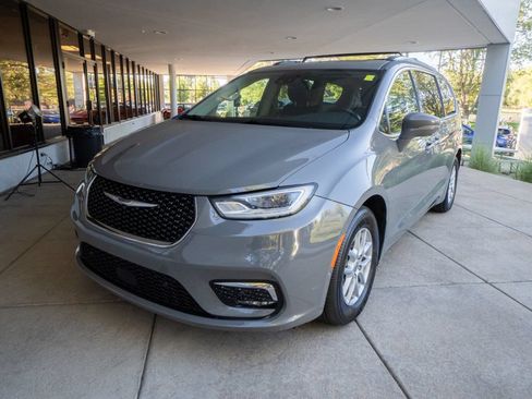 Used 2021 Chrysler Pacifica Touring-L w/ Uconnect Theater Family Group FWD image 3