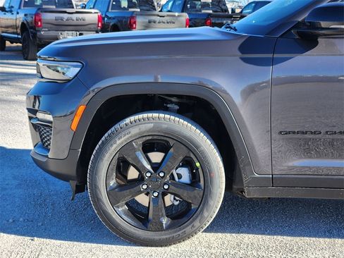 New 2025 Jeep Grand Cherokee Limited w/ Black Appearance Package image 5