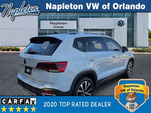 Used 2023 Volkswagen Taos SE w/ Panoramic Sunroof Package image 4