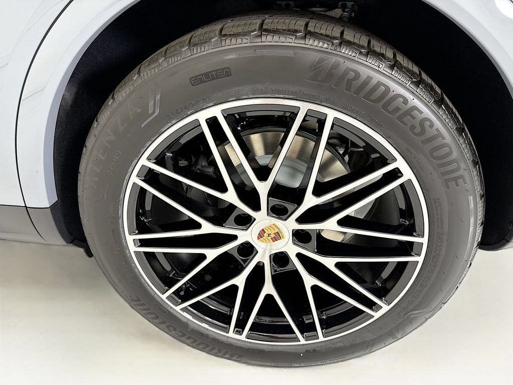 Used 2026 Porsche Cayenne AWD/4WD image 31
