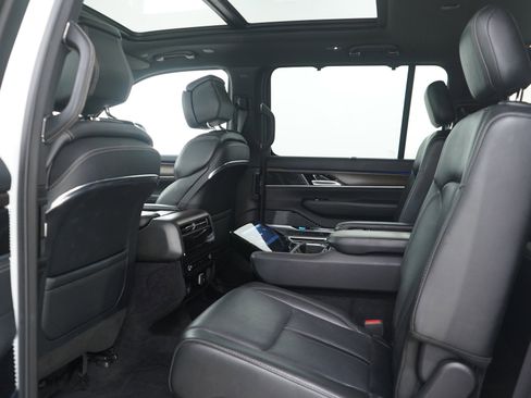 Used 2023 Jeep Grand Wagoneer Base image 21