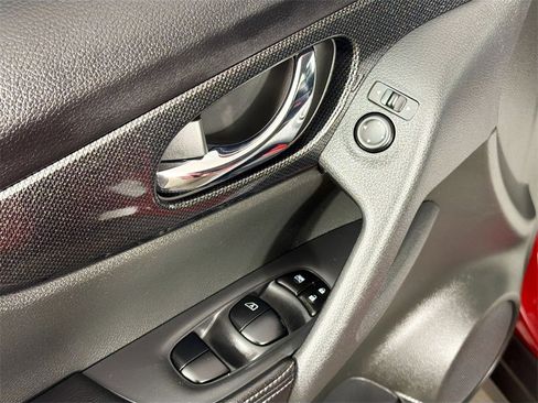 Used 2016 Nissan Rogue SL image 17