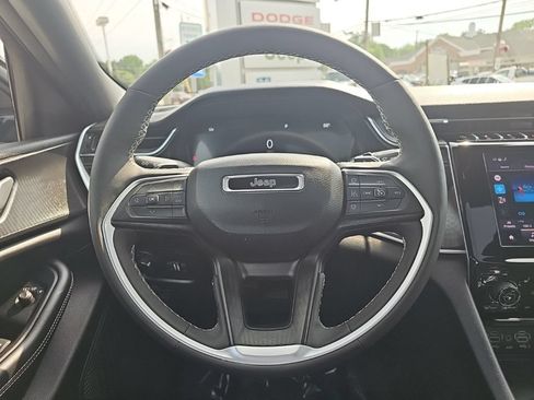 Certified 2025 Jeep Grand Cherokee L Altitude AWD/4WD image 23