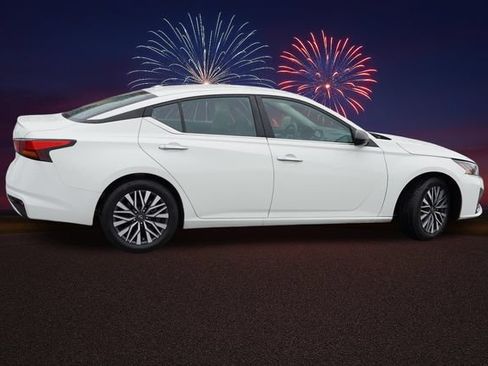 Used 2025 Nissan Altima 2.5 SV FWD image 4