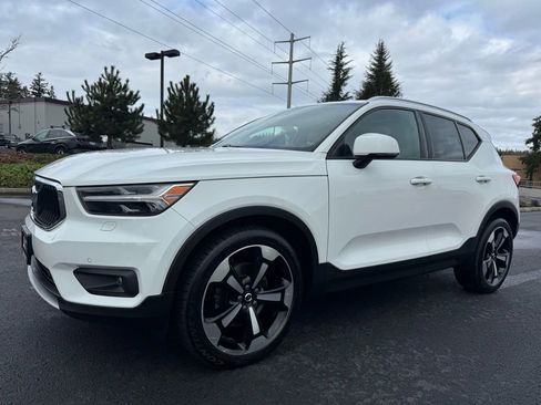 Used 2020 Volvo XC40 T5 Momentum w/ Protection Package Premier image 5