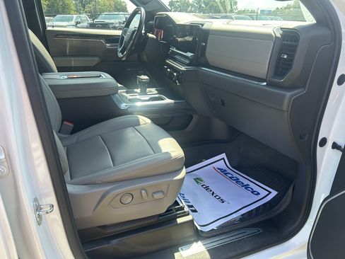 Used 2022 Chevrolet Silverado 1500 LTZ w/ LTZ Premium Package AWD/4WD image 19