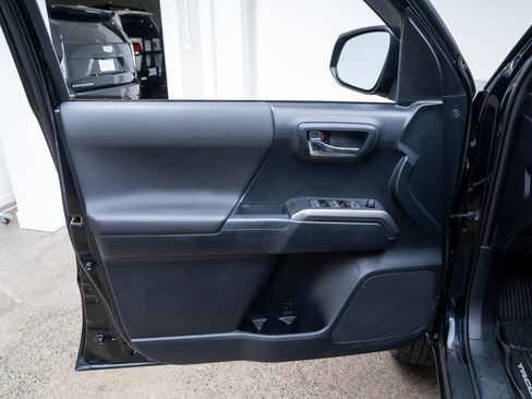 Used 2019 Toyota Tacoma TRD Off-Road w/ Technology Package AWD/4WD image 15