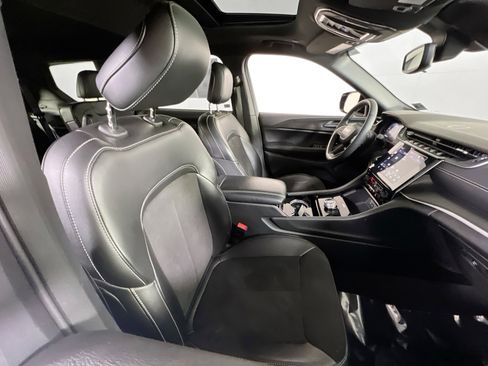 Used 2023 Jeep Grand Cherokee L Laredo image 28