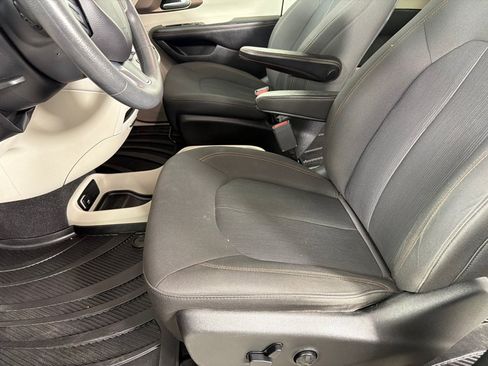 Used 2018 Chrysler Pacifica LX FWD image 12
