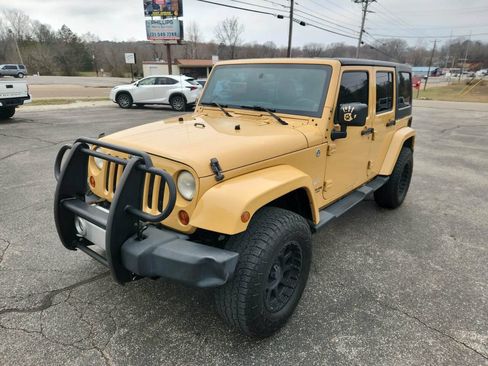 Used 2013 Jeep Wrangler Unlimited Sahara w/ Max Tow Pkg AWD/4WD image 5