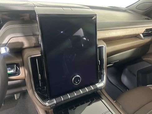 Used 2025 GMC Yukon XL Denali Ultimate AWD/4WD image 17