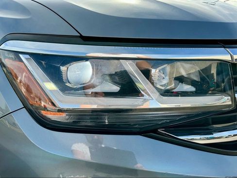 Used 2020 Volkswagen Atlas Cross Sport SE w/ Towing Package image 8