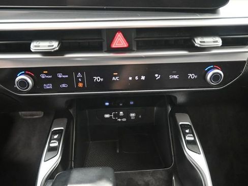 Used 2024 Kia Sorento S image 3