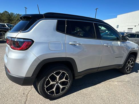 Used 2025 Jeep Compass Limited image 8