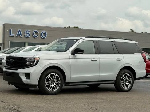 Used 2025 Ford Expedition Active AWD/4WD image 1