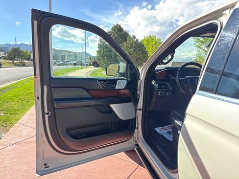 Used 2021 Lincoln Navigator L Reserve AWD/4WD image 10
