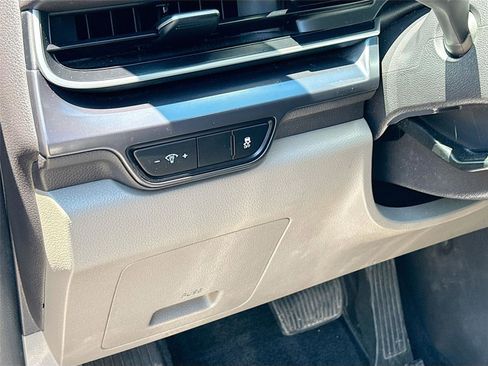 Used 2025 Kia Carnival FWD image 10