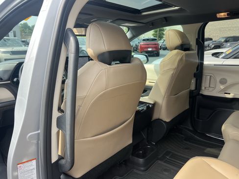 Used 2021 Toyota Sienna XLE FWD image 31