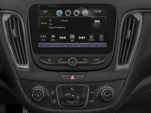 Used 2018 Chevrolet Malibu LT w/ Leather Package FWD image 10