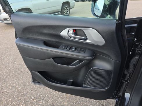 Used 2024 Chrysler Pacifica Touring FWD image 28
