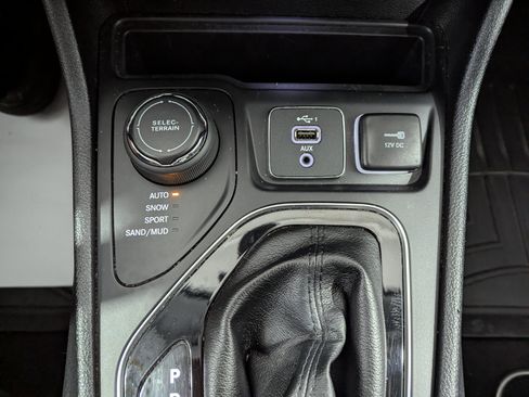 Used 2019 Jeep Cherokee Latitude Plus AWD/4WD image 19