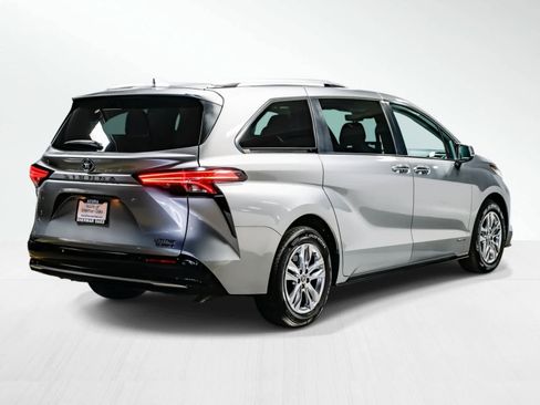 Used 2021 Toyota Sienna Limited image 5