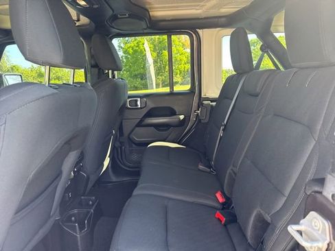 Used 2018 Jeep Wrangler Unlimited Sahara AWD/4WD image 13