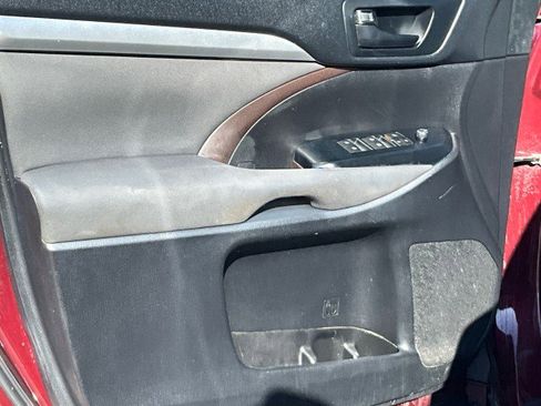 Used 2018 Toyota Highlander LE image 19