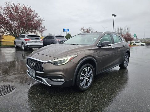 Used 2017 INFINITI QX30 Premium image 3