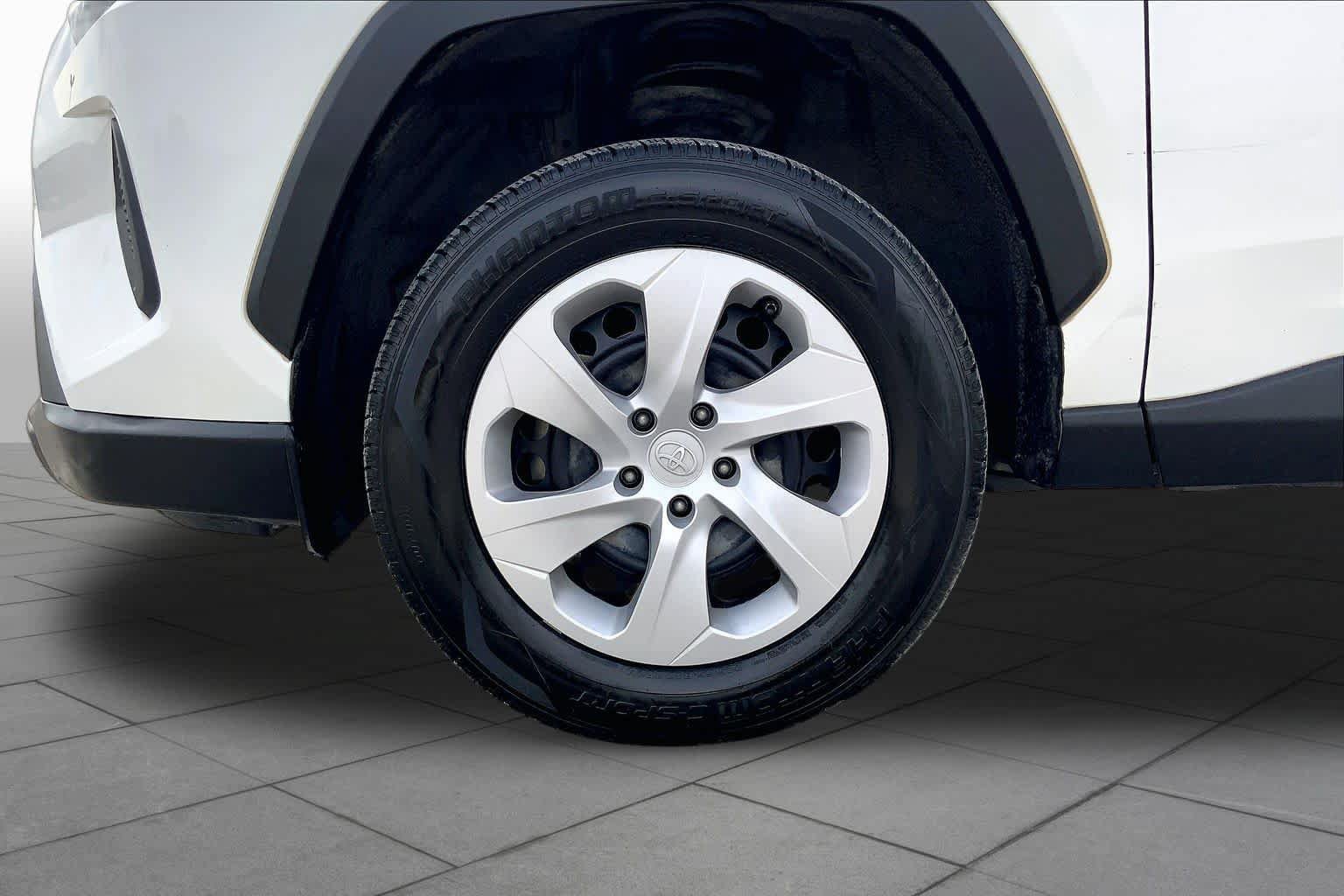 Used 2022 Toyota RAV4 LE FWD image 11