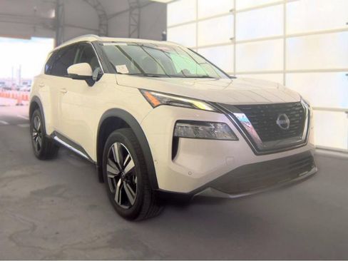 Used 2023 Nissan Rogue SL w/ SL Premium Package FWD image 4