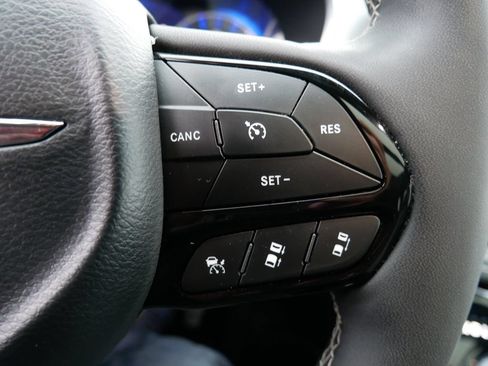Used 2025 Chrysler Pacifica Limited FWD image 26