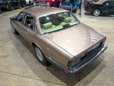 Used 1988 Jaguar XJ Vanden Plas RWD image 16
