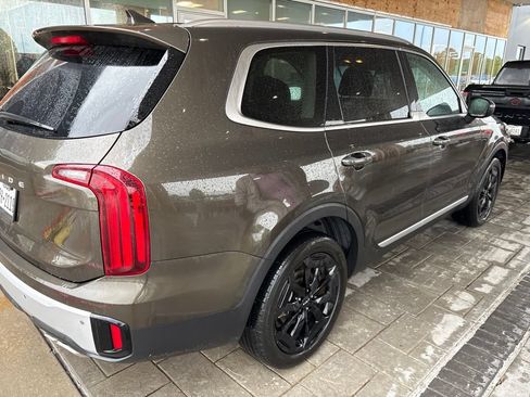 Used 2024 Kia Telluride S FWD image 2