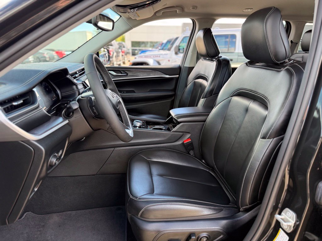 Used 2023 Jeep Grand Cherokee Limited AWD/4WD image 13