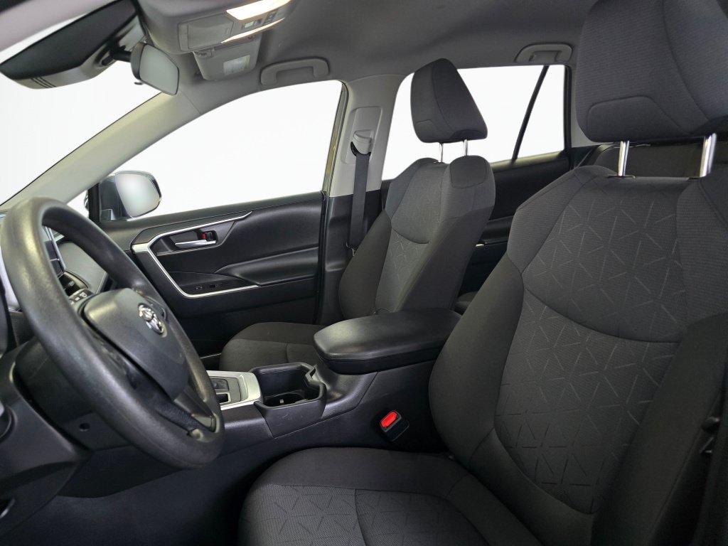 Used 2025 Toyota RAV4 XLE AWD/4WD image 18