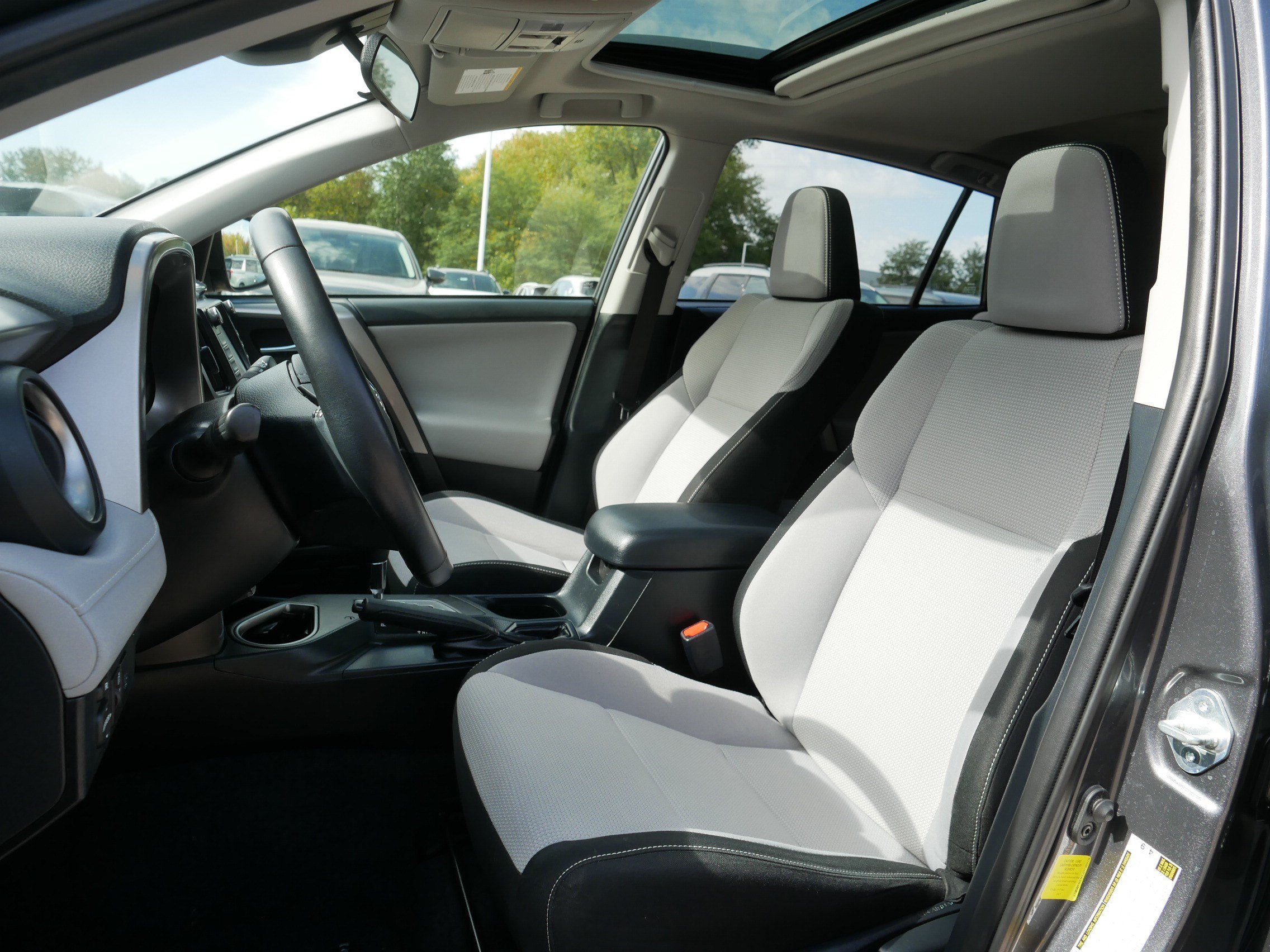 Used 2018 Toyota RAV4 XLE FWD image 33