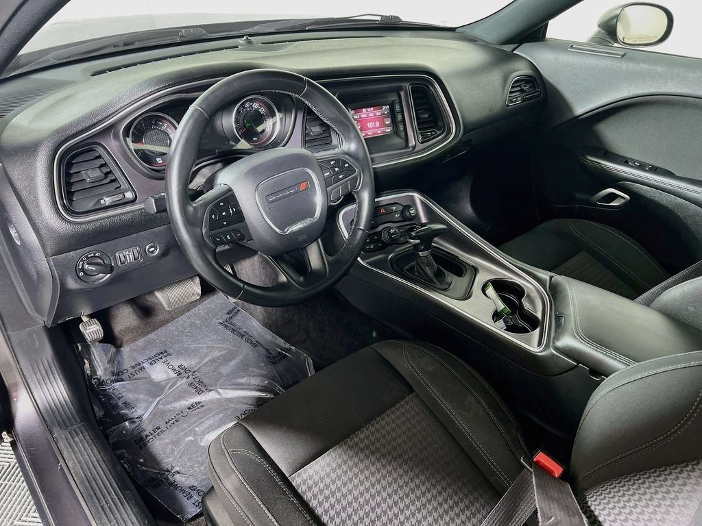 Used 2017 Dodge Challenger SXT RWD image 9