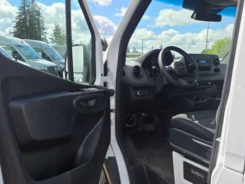 Used 2025 Mercedes-Benz Sprinter 2500 image 23