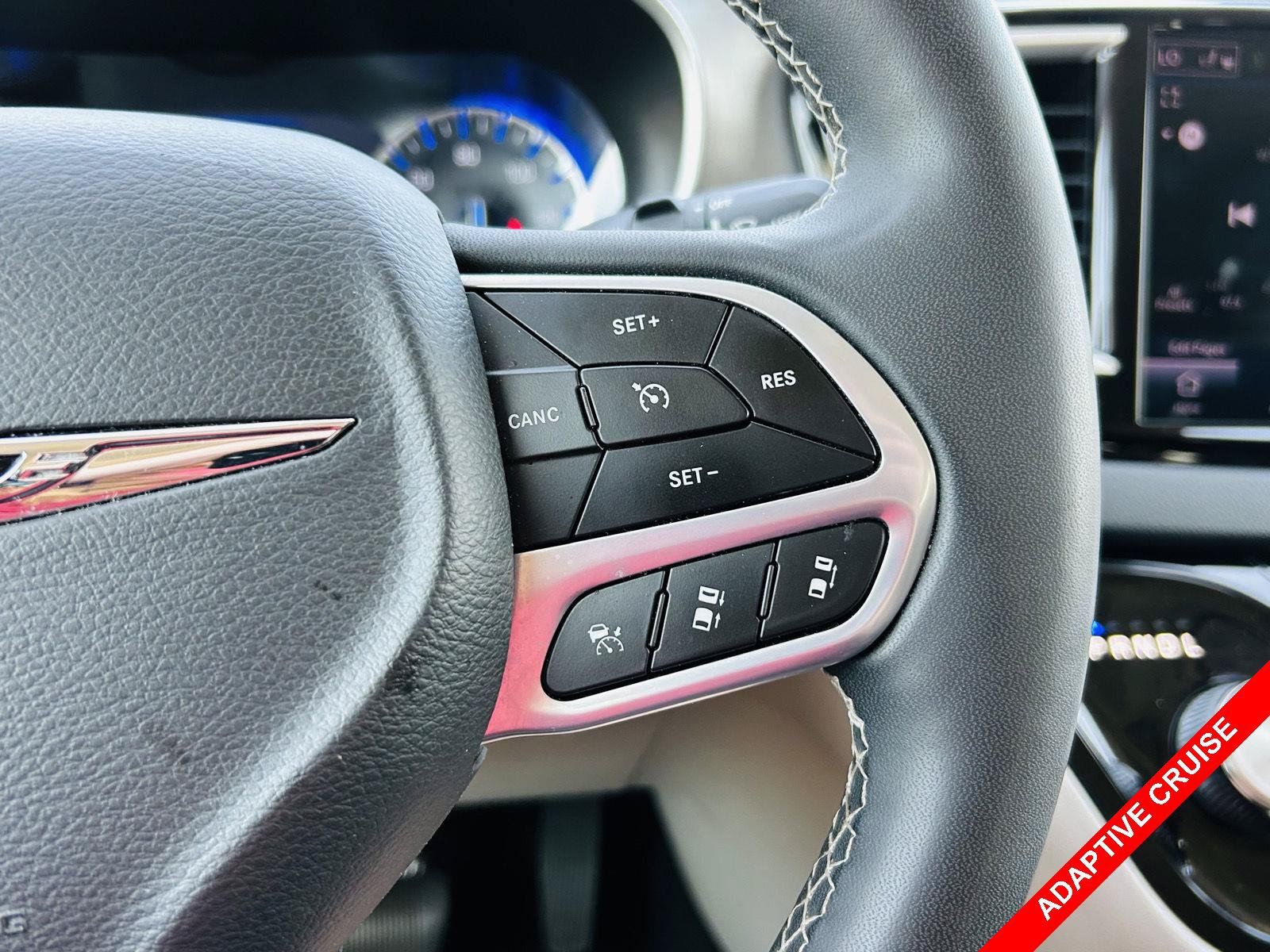Used 2023 Chrysler Pacifica Touring-L FWD image 5